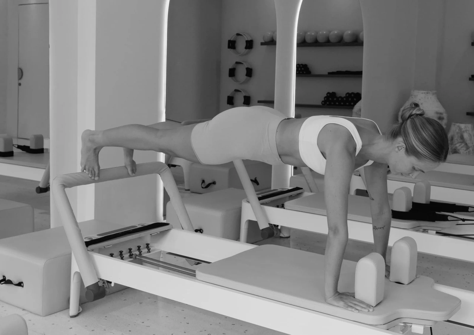 Pilates gyakorlat reformer gépen